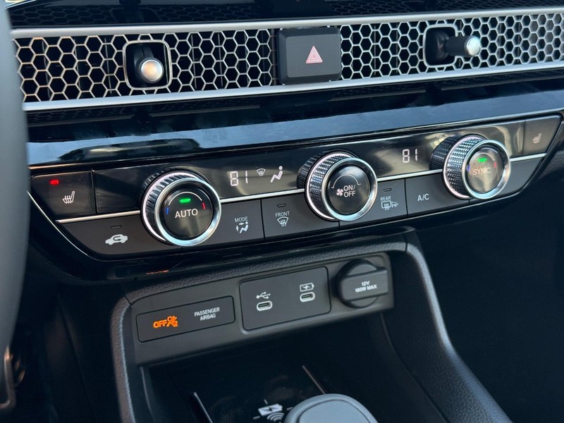 Honda Civic Hatchback Hybrid Vehicle Image 17