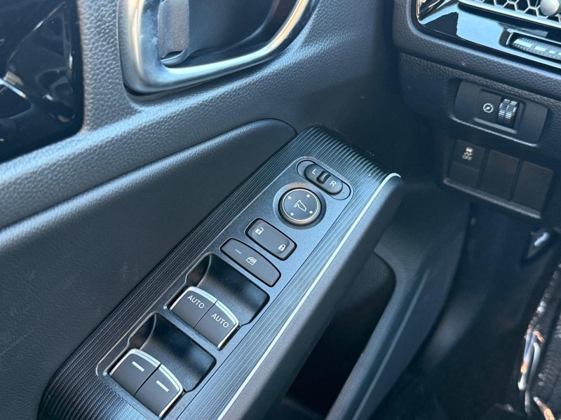 Honda Civic Hatchback Hybrid Vehicle Image 19