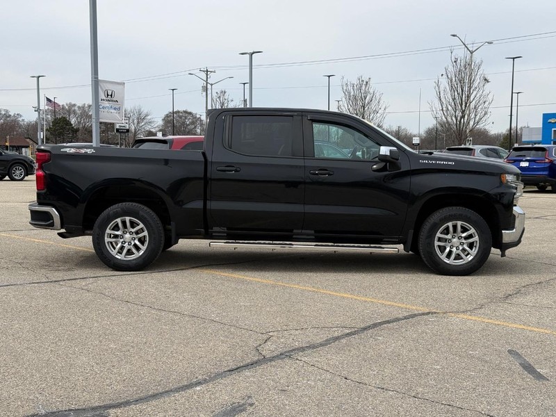 Chevrolet Silverado 1500 Vehicle Full-screen Gallery Image 02