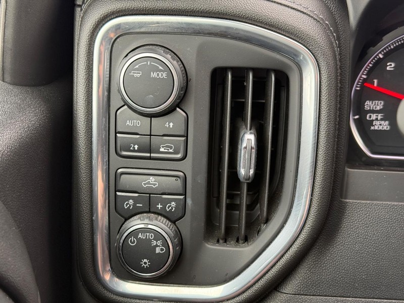 Chevrolet Silverado 1500 Vehicle Full-screen Gallery Image 18