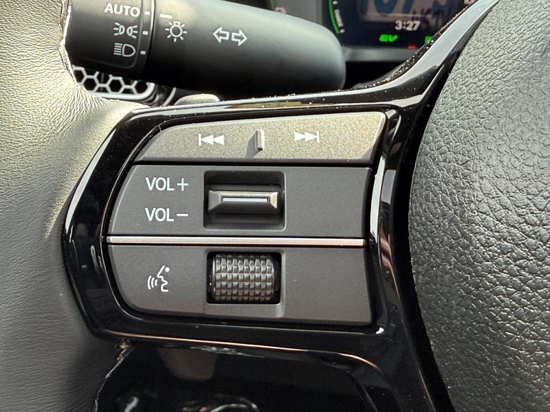 Honda Civic Hatchback Hybrid Vehicle Image 9