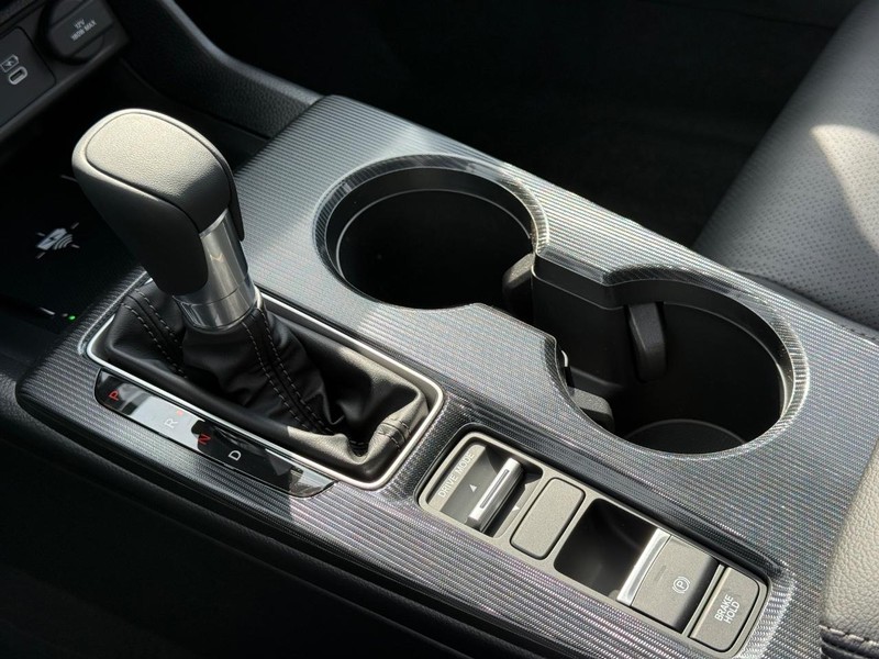 Honda Civic Hatchback Hybrid Vehicle Image 16