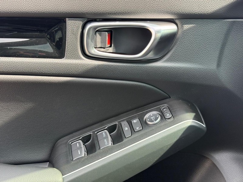 Honda Civic Hatchback Hybrid Vehicle Image 18