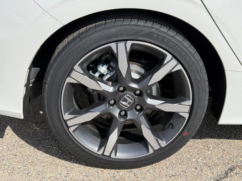 Honda Civic Hatchback Hybrid Vehicle Image 4