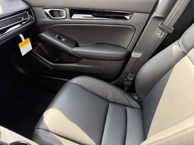 Honda Civic Hatchback Hybrid Vehicle Image 17