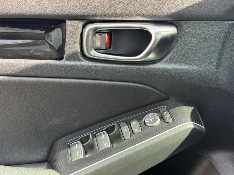 Honda Civic Hatchback Hybrid Vehicle Image 18