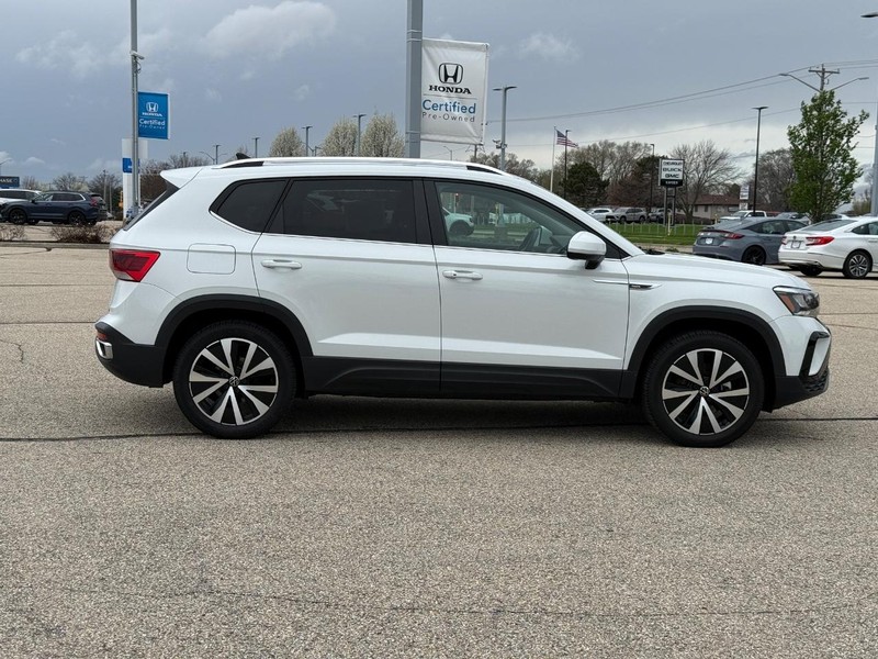 Volkswagen Taos Vehicle Full-screen Gallery Image 02