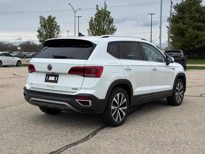 Volkswagen Taos Vehicle Full-screen Gallery Image 03
