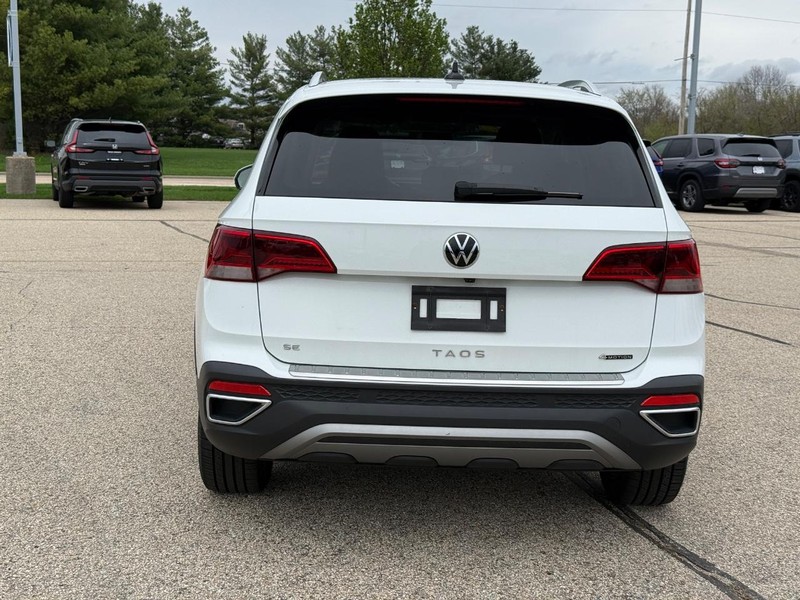 Volkswagen Taos Vehicle Full-screen Gallery Image 04
