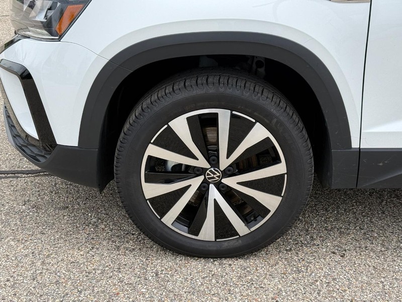 Volkswagen Taos Vehicle Full-screen Gallery Image 06