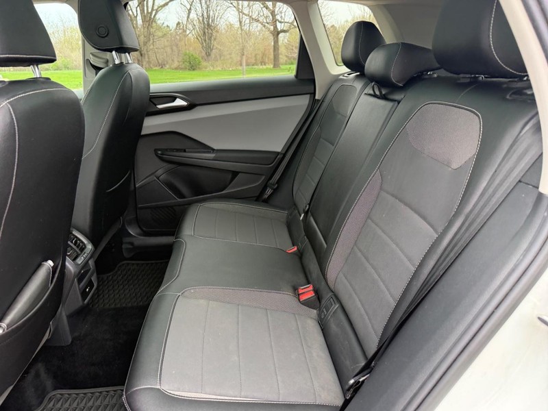 Volkswagen Taos Vehicle Full-screen Gallery Image 09