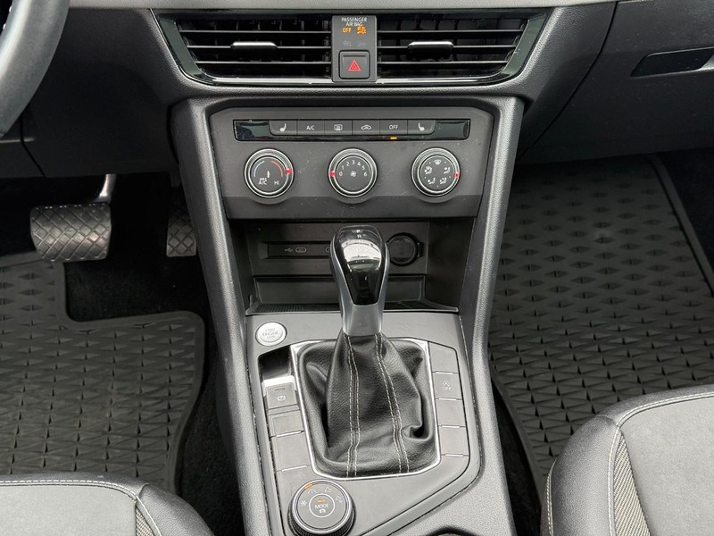 Volkswagen Taos Vehicle Full-screen Gallery Image 12