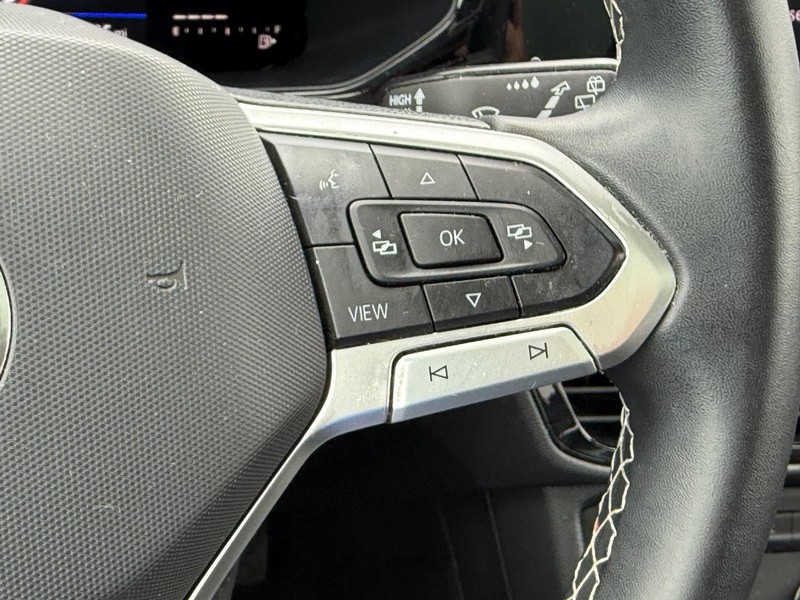 Volkswagen Taos Vehicle Full-screen Gallery Image 16