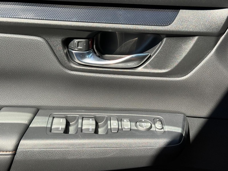 Honda CR-V Hybrid Vehicle Image 17