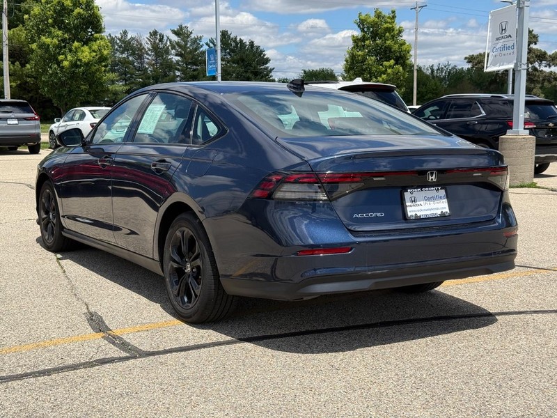 Honda Accord Sedan Vehicle Full-screen Gallery Image 05