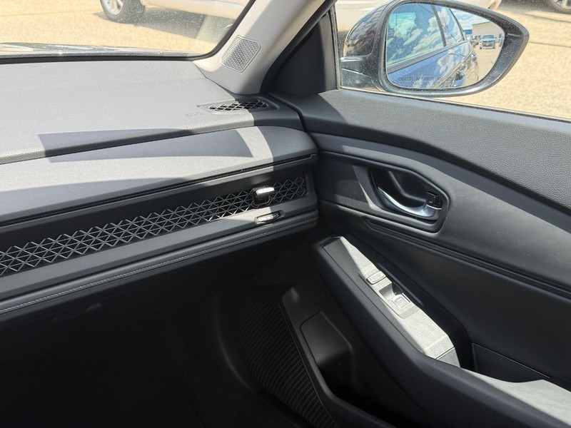 Honda Accord Sedan Vehicle Full-screen Gallery Image 14
