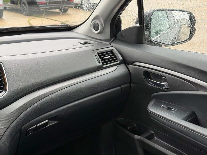 Honda Ridgeline Vehicle Full-screen Gallery Image 14