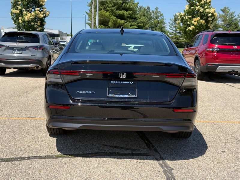 Honda Accord Sedan Vehicle Image 4