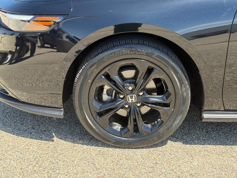 Honda Accord Sedan Vehicle Image 6