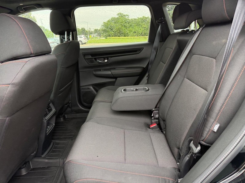 Honda CR-V Hybrid Vehicle Full-screen Gallery Image 09