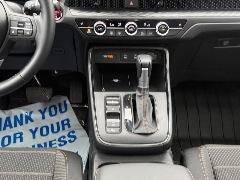 Honda CR-V Hybrid Vehicle Full-screen Gallery Image 12