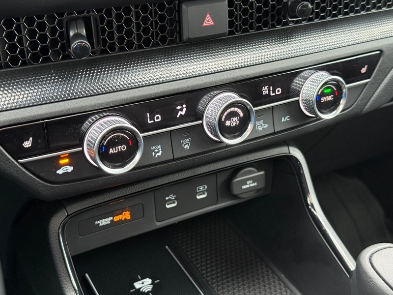 Honda CR-V Hybrid Vehicle Full-screen Gallery Image 17