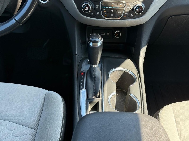Chevrolet Equinox Vehicle Full-screen Gallery Image 13