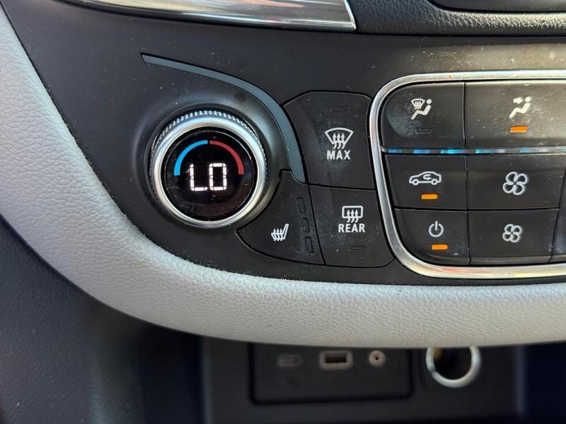 Chevrolet Equinox Vehicle Full-screen Gallery Image 19