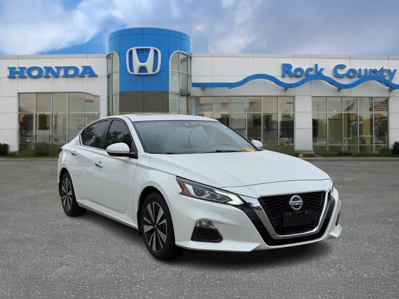 Nissan Altima Vehicle Full-screen Gallery Image 01