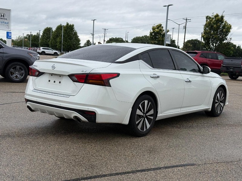 Nissan Altima Vehicle Full-screen Gallery Image 03