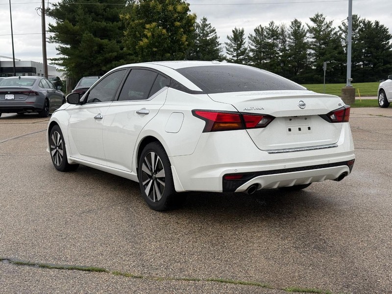 Nissan Altima Vehicle Full-screen Gallery Image 05