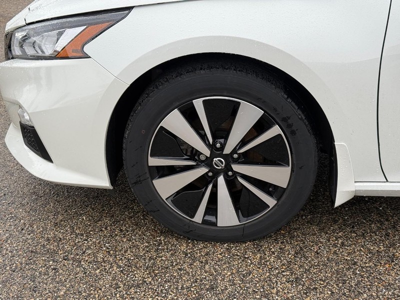 Nissan Altima Vehicle Full-screen Gallery Image 06