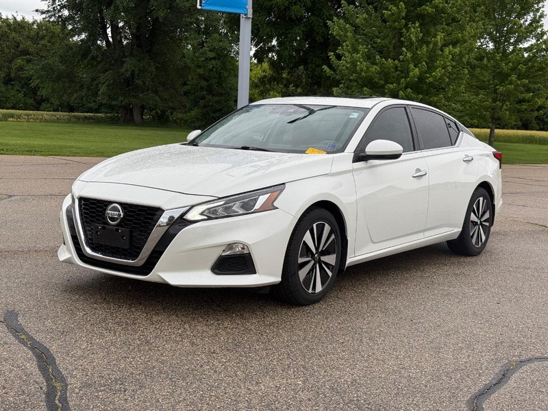 Nissan Altima Vehicle Full-screen Gallery Image 07