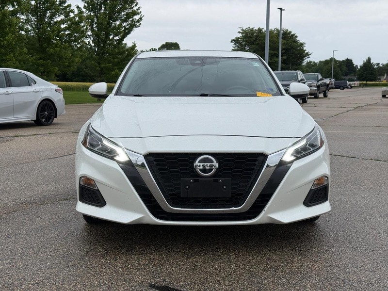 Nissan Altima Vehicle Full-screen Gallery Image 08