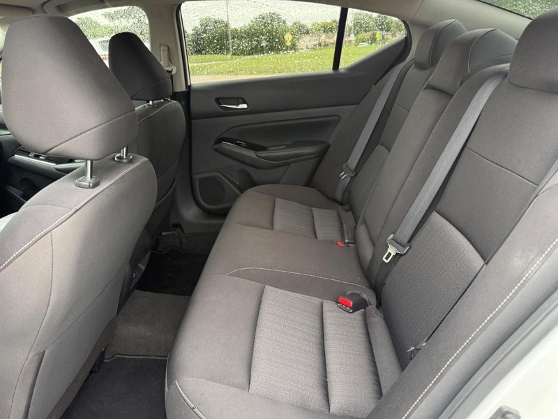 Nissan Altima Vehicle Full-screen Gallery Image 09