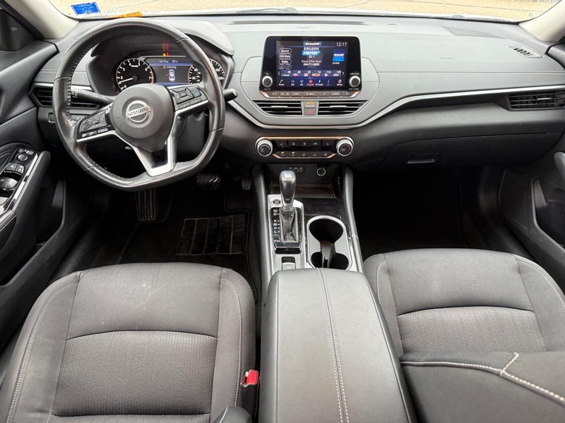 Nissan Altima Vehicle Full-screen Gallery Image 10