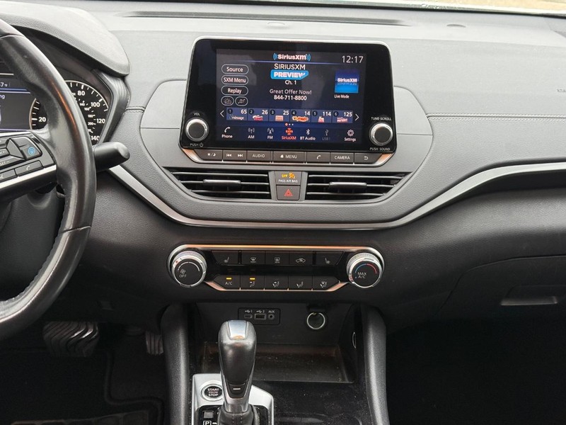 Nissan Altima Vehicle Full-screen Gallery Image 11