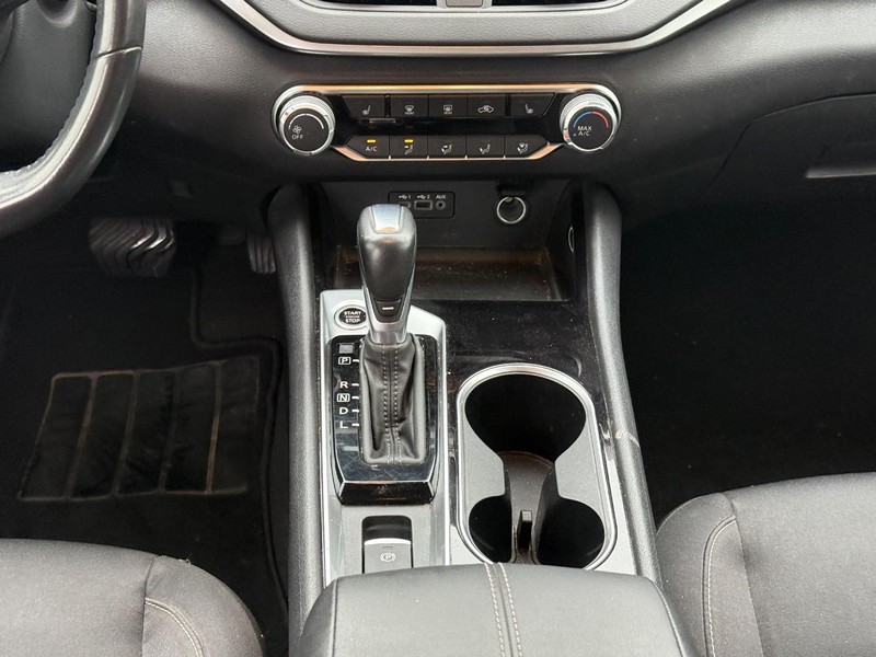 Nissan Altima Vehicle Full-screen Gallery Image 12