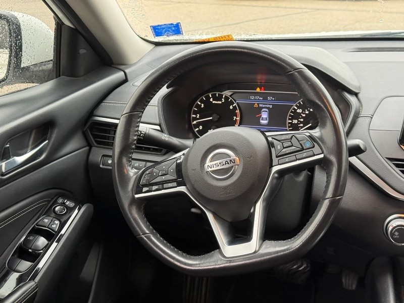 Nissan Altima Vehicle Full-screen Gallery Image 13