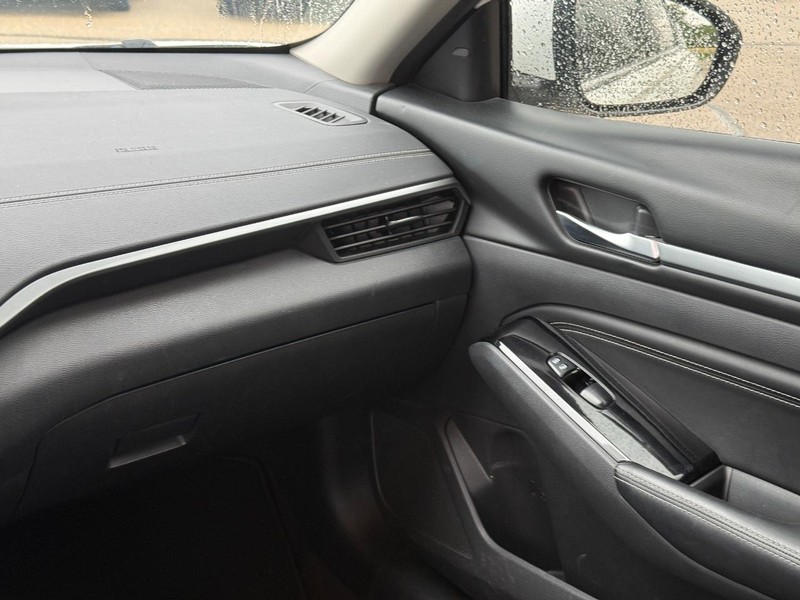 Nissan Altima Vehicle Full-screen Gallery Image 14
