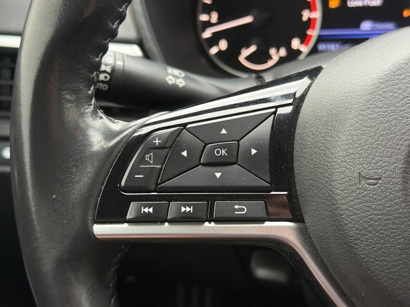Nissan Altima Vehicle Full-screen Gallery Image 15