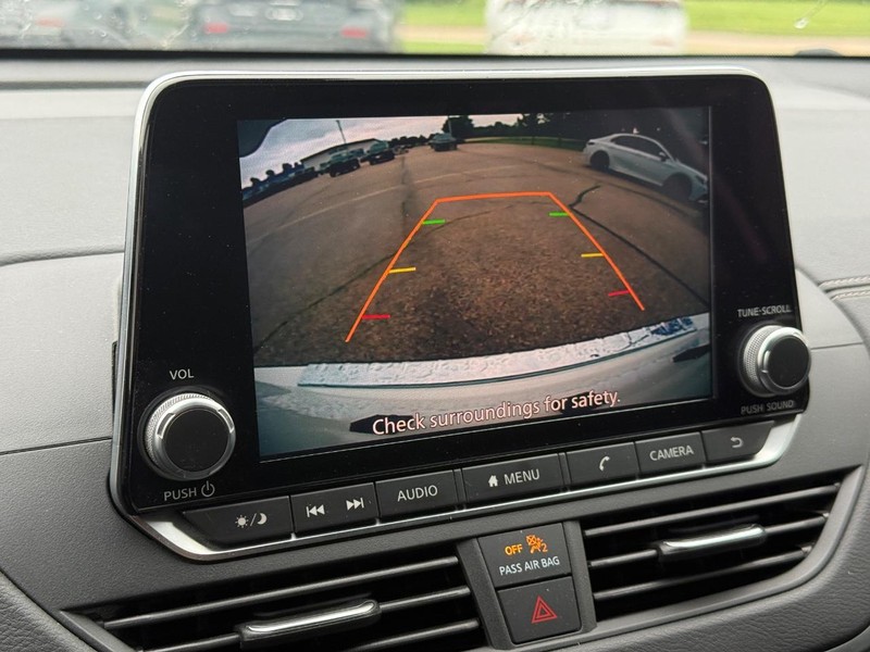 Nissan Altima Vehicle Full-screen Gallery Image 18