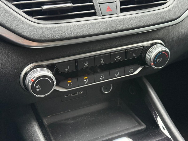 Nissan Altima Vehicle Full-screen Gallery Image 19