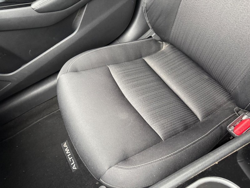 Nissan Altima Vehicle Full-screen Gallery Image 20