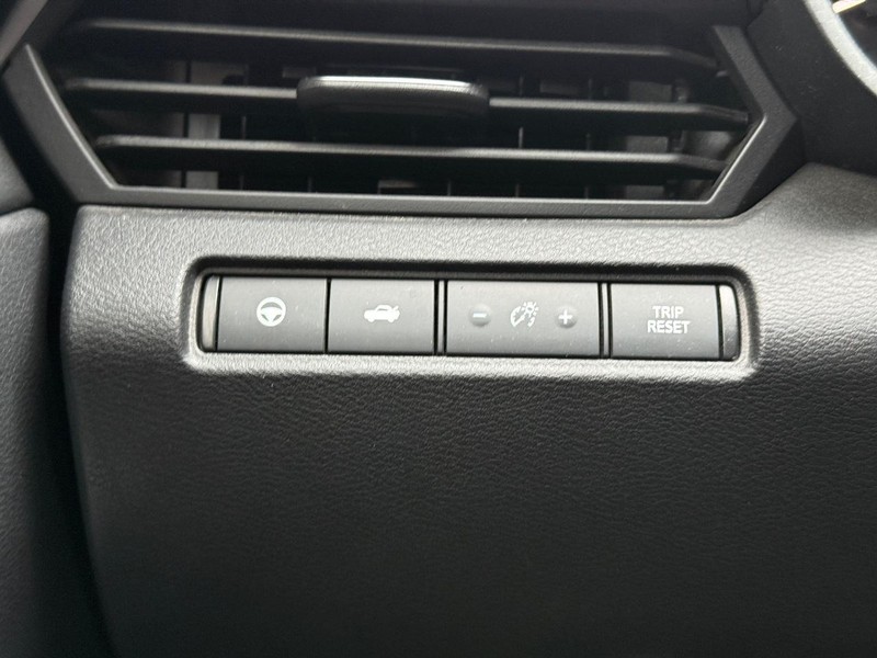Nissan Altima Vehicle Full-screen Gallery Image 21
