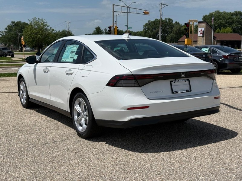 Honda Accord Sedan Vehicle Image 5