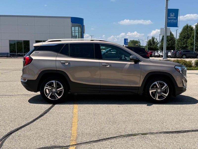 GMC Terrain Vehicle Full-screen Gallery Image 02