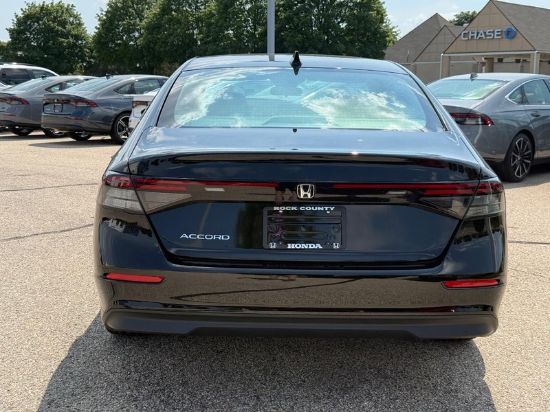 Honda Accord Sedan Vehicle Image 4