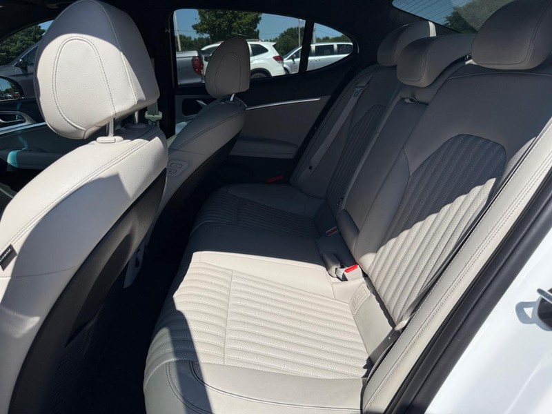 Genesis G70 Vehicle Image 9