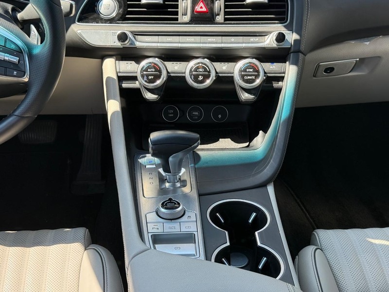 Genesis G70 Vehicle Image 12